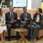 Los reyes Felipe y Letizia junto a los príncipes herederos Federico de Dinamarca (2d) y Mary, en el Centro de Arquitectura Danés (DAC) donde asistirán a una mesa redonda, este miércoles en Copenhague, en el último día de la visita oficial que los Reyes de España realizan a Dinamarca.