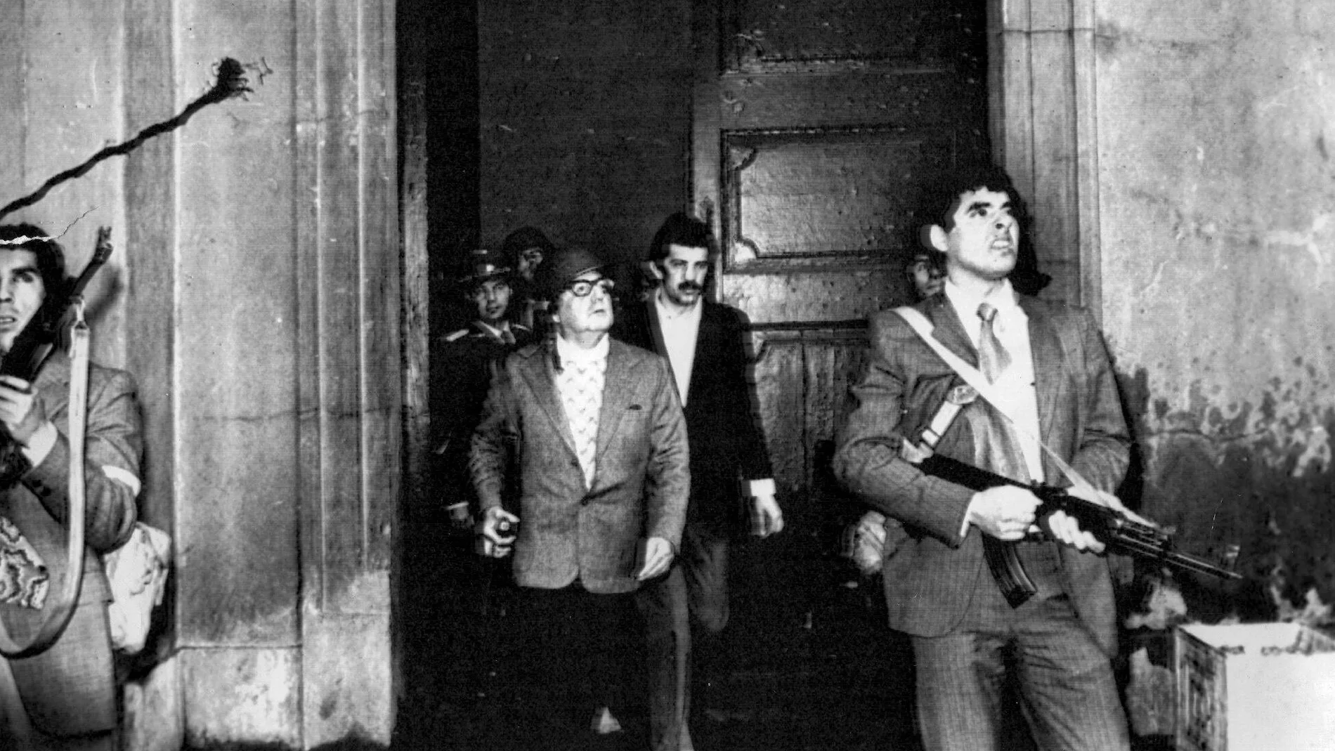 Salvador Allende en la puerta del Palacio de la Moneda, con casco y fusil, en la que se considera su última foto, el 11 de septiembre de 1973.