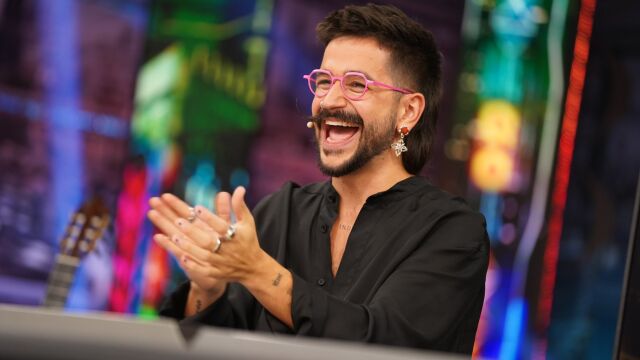 El artista Camilo aplaude en 'El Hormiguero'