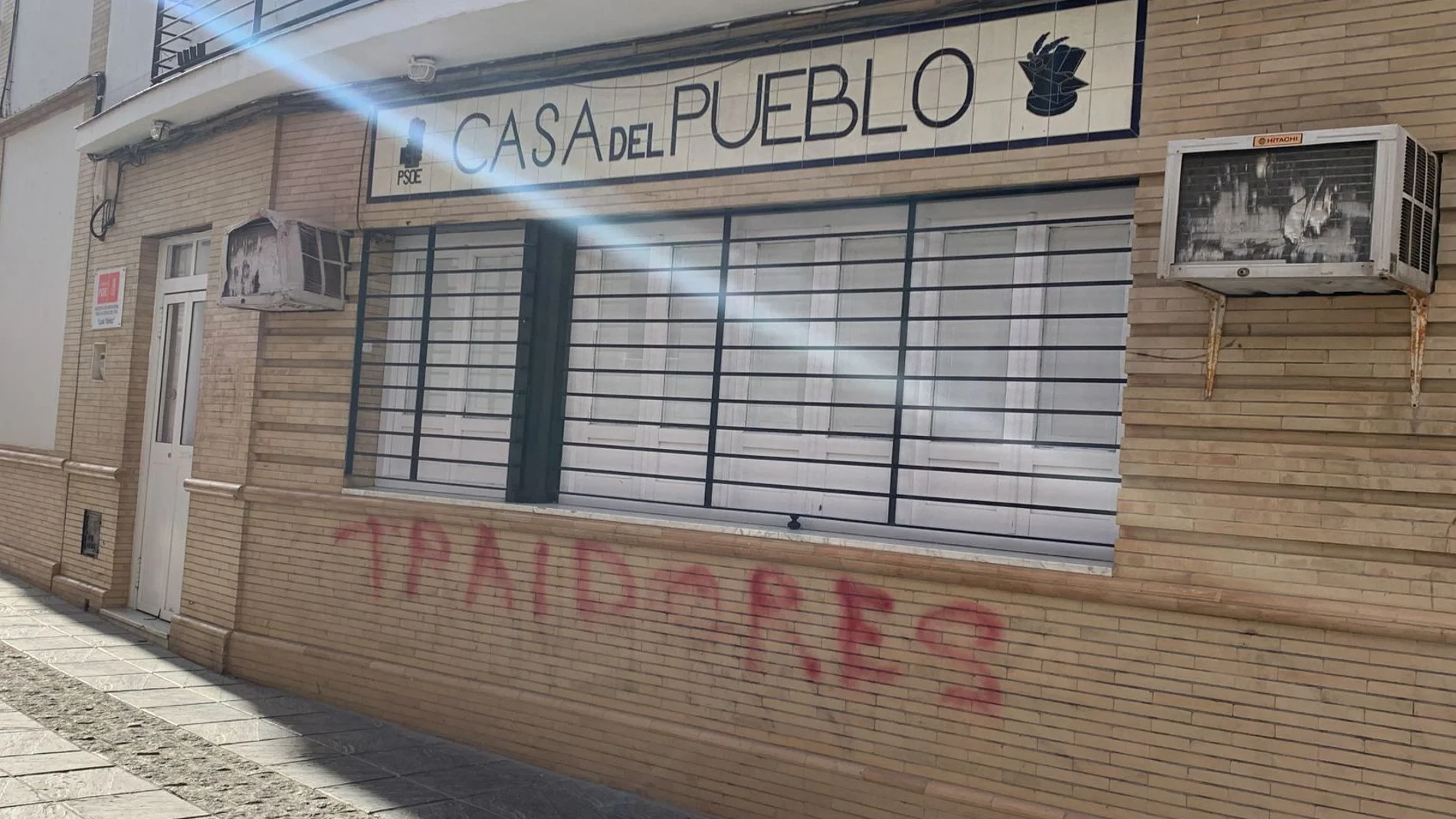 Sede socialista de Coria del Río (Sevilla), con pintadas en contra de la amnistía que prepara el Gobierno en favor de los independentistas
