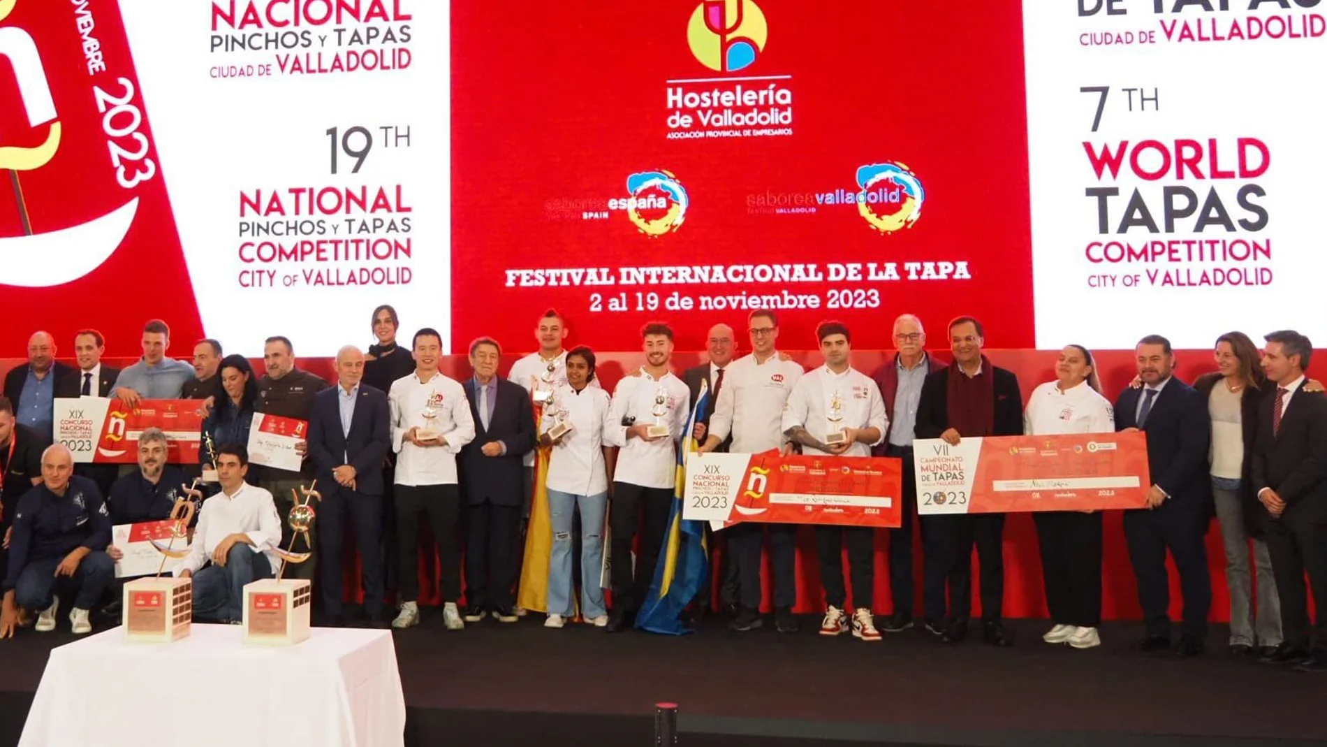 Foto de familia de Carnero y el embajador de la India con los cocineros ganadores y participantes