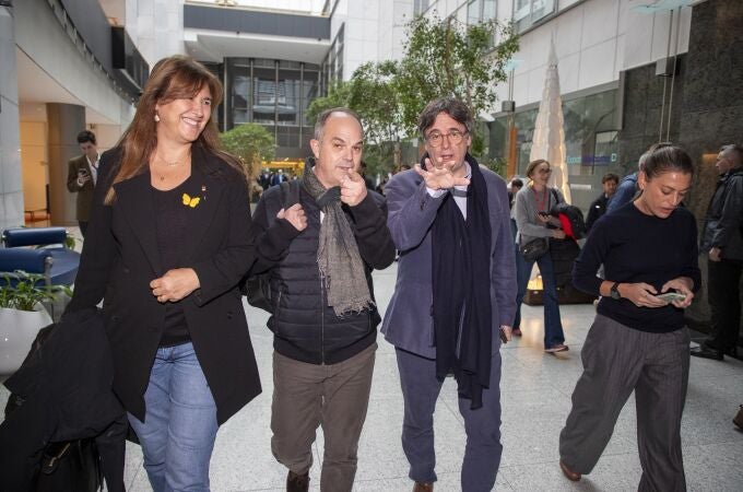 El expresidente catalán Carles Puigdemont junto a Laura Borrás, Jordi Turull y Miriam Nogueras