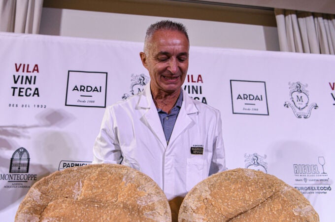 Sante Spagiari tras abrir el queso más longevo del mundo