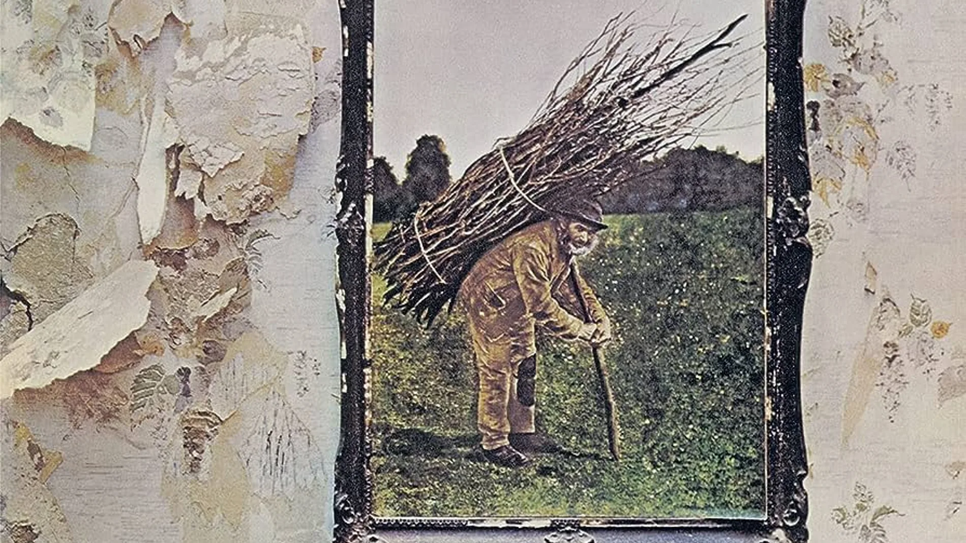 La icónica imagen que ilustra "Led Zeppelin IV" muestra a un anciano cargando leña a sus espaldas