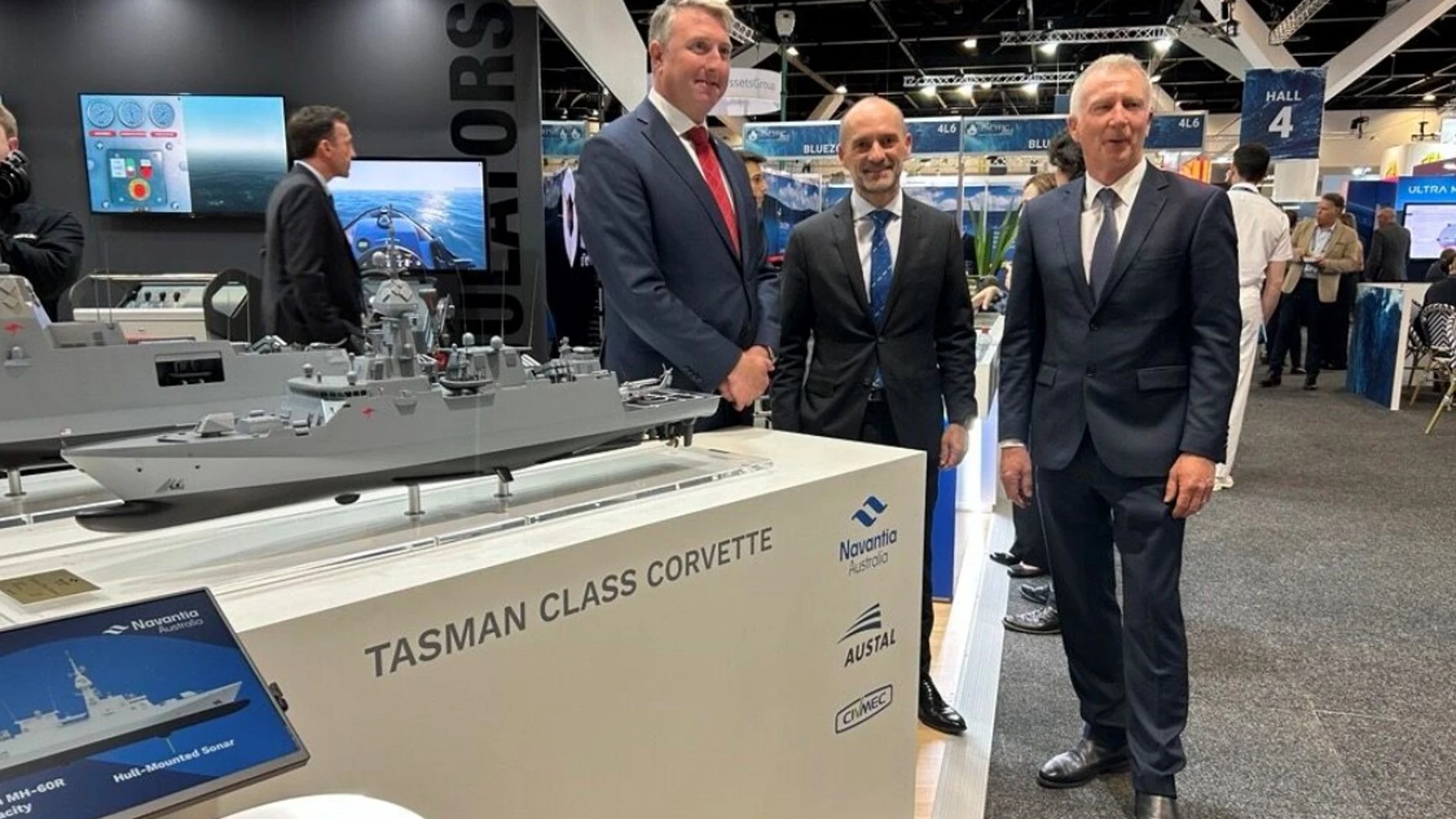 Los responsables de Navantia, Austal y Civmec junto a la maqueta de la corbeta modelo Tasman