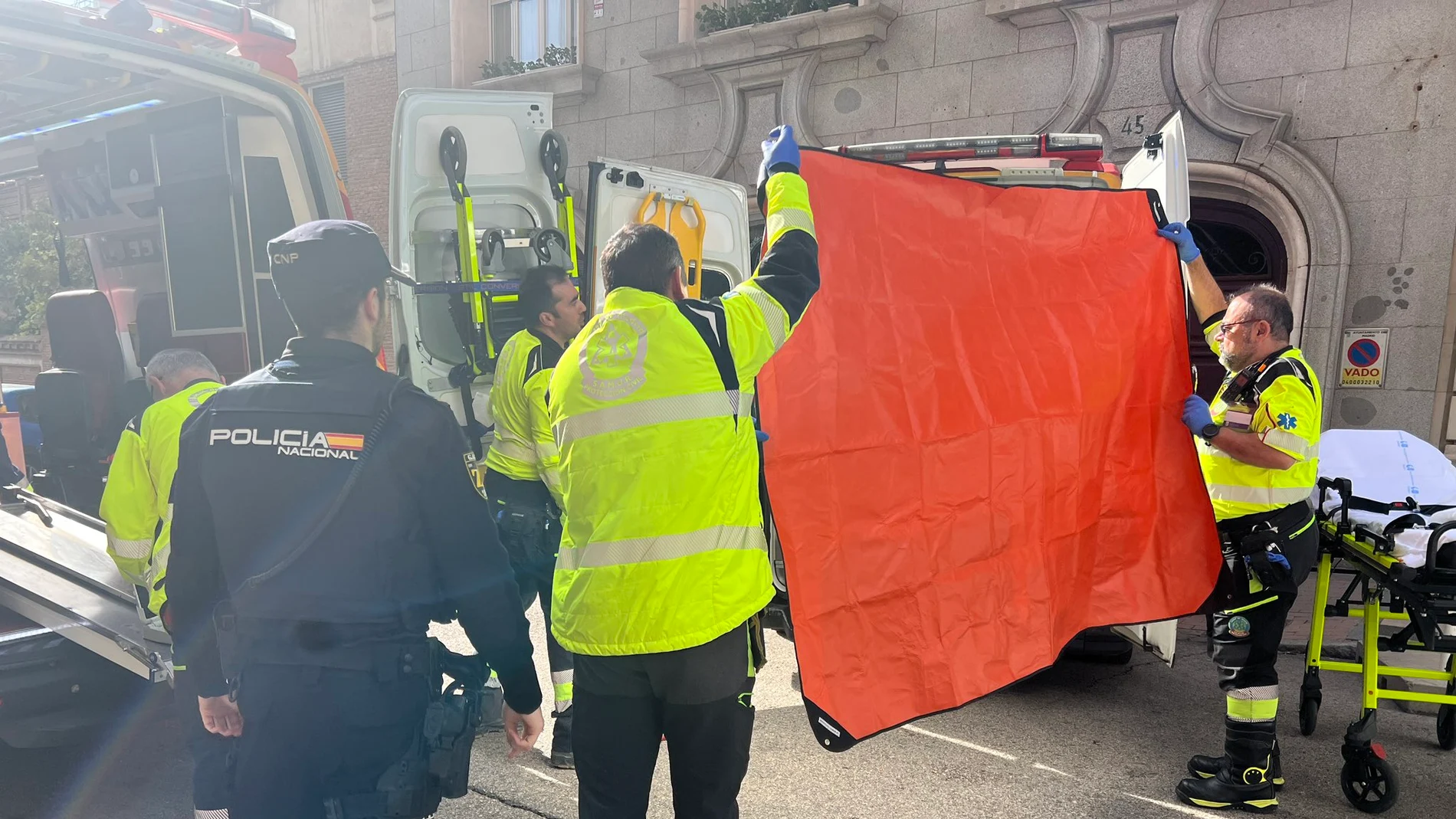 Efectivos de Emergencias Madrid atienden a Vidal-Quadras tras ser tiroteado en Madrid