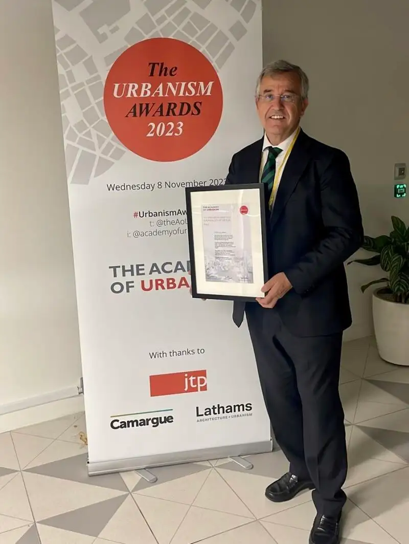 El alcalde de Estepona (Málaga), José María García Urbano, recoge el segundo premio como Ciudad Europea del Año 2023, concedido por The Academy of Urbanism