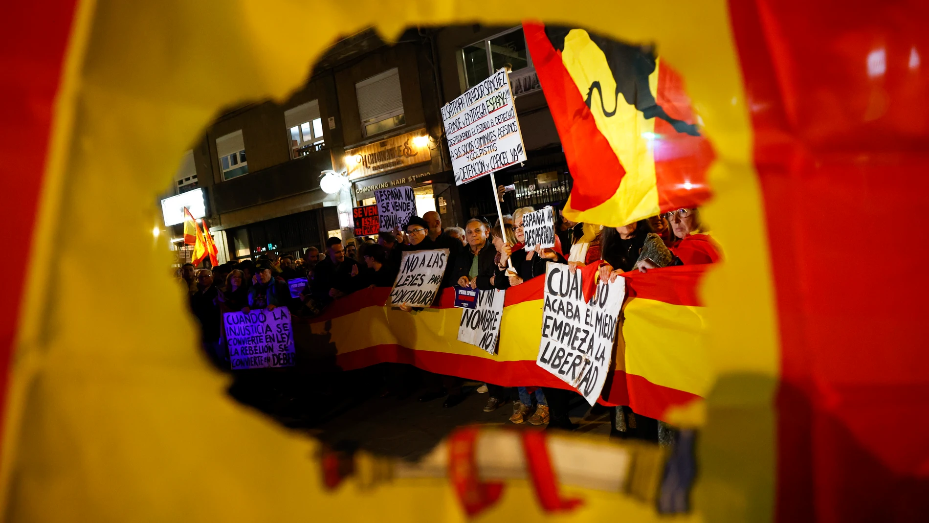 GRAFCVA6692. VALENCIA, 09/11/2023.- Concentración este jueves frente a la sede del PSPV-PSOE en Valencia contra los pactos de investidura del presidente en funciones, Pedro Sánchez, que incluyen una ley de amnistía. EFE/Biel Aliño