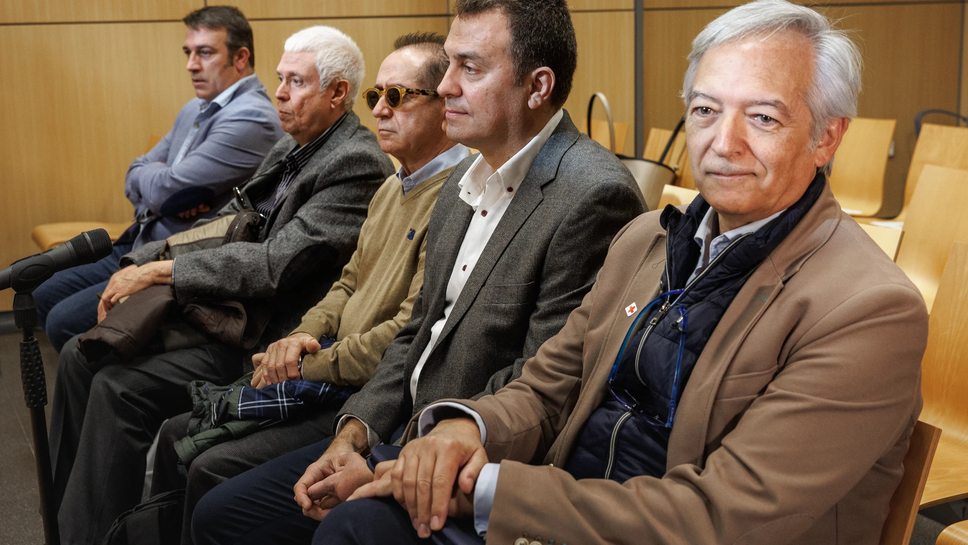 La Audiencia de Valencia juzga a Mariano López (2º i), exsuegro del que fue gerente de Imelsa y autodenominado 'yonqui' del dinero, Marcos Benavent, un funcionario de la Diputación, Ricardo de Ángel Marí (c), un exalcalde de Requena del PP, Javier Berasaluce (2º d), y dos exalcaldes de Enguera (PSPV y PP), Óscar Martínez (i) y Santiago Arévalo (d), por adjudicaciones ilícitas a empresas del primero, en la pieza 'K' del denominado caso Imelsa.