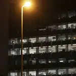 Oficinas vacías iluminadas por la noche