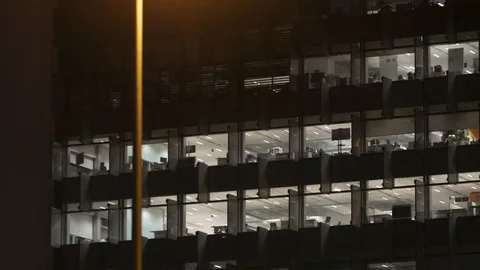 Oficinas vacías iluminadas por la noche