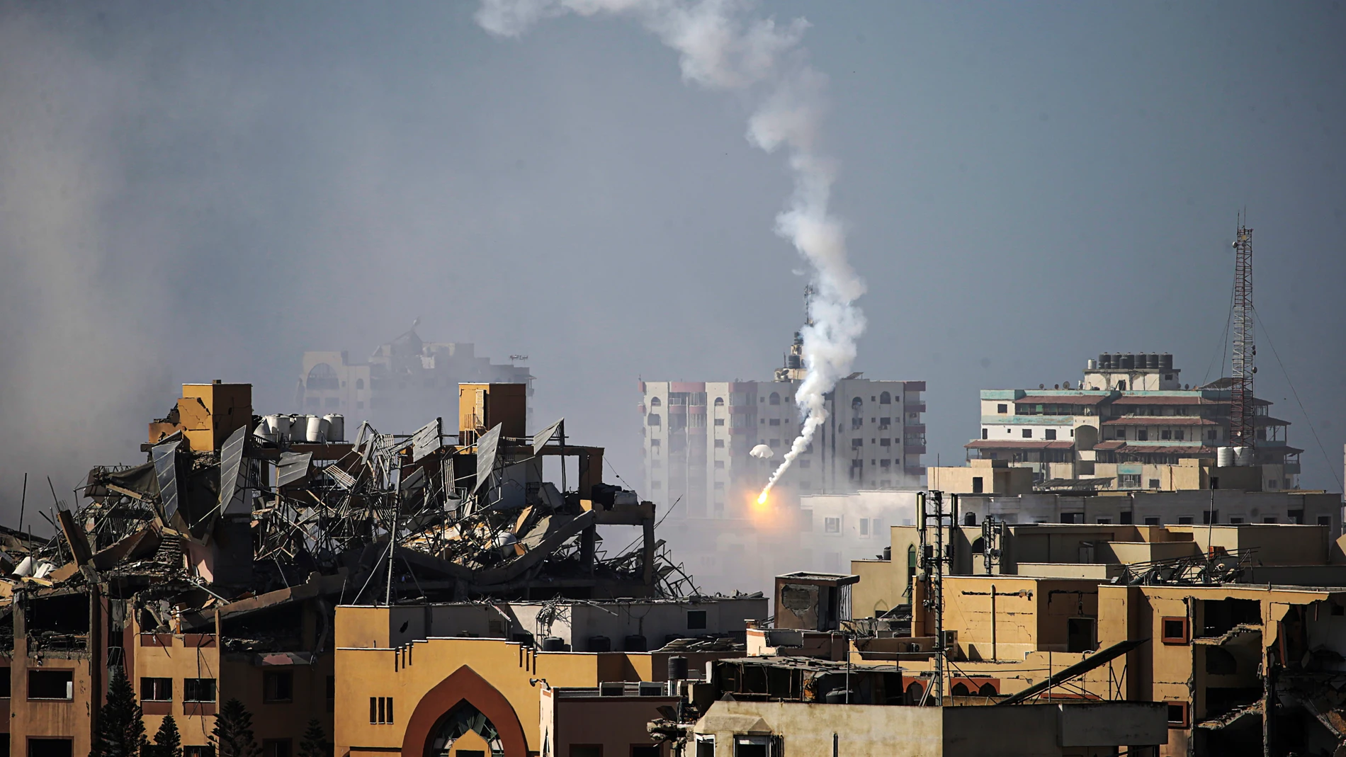 Gaza (---), 09/11/2023.- Smoke rises during combat between the Israeli army and militants of the Ezz Al-Din Al Qassam militia, the military wing of the Hamas movement, western Tel al-Hawa neighborhood in the northern Gaza Strip, 09 November 2023. More than 10,500 Palestinians and at least 1,400 Israelis have been killed, according to the Israel Defense Forces (IDF) and the Palestinian health authority, since Hamas militants launched an attack against Israel from the Gaza Strip on 07 October, ...