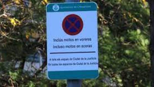 Señal de tráfico bilingüe en L'Hospitalet de Llobregat