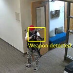 Imagen de una cámara de videovigilancia detectando la presencia de una persona armada mediante el sistema DISARM
