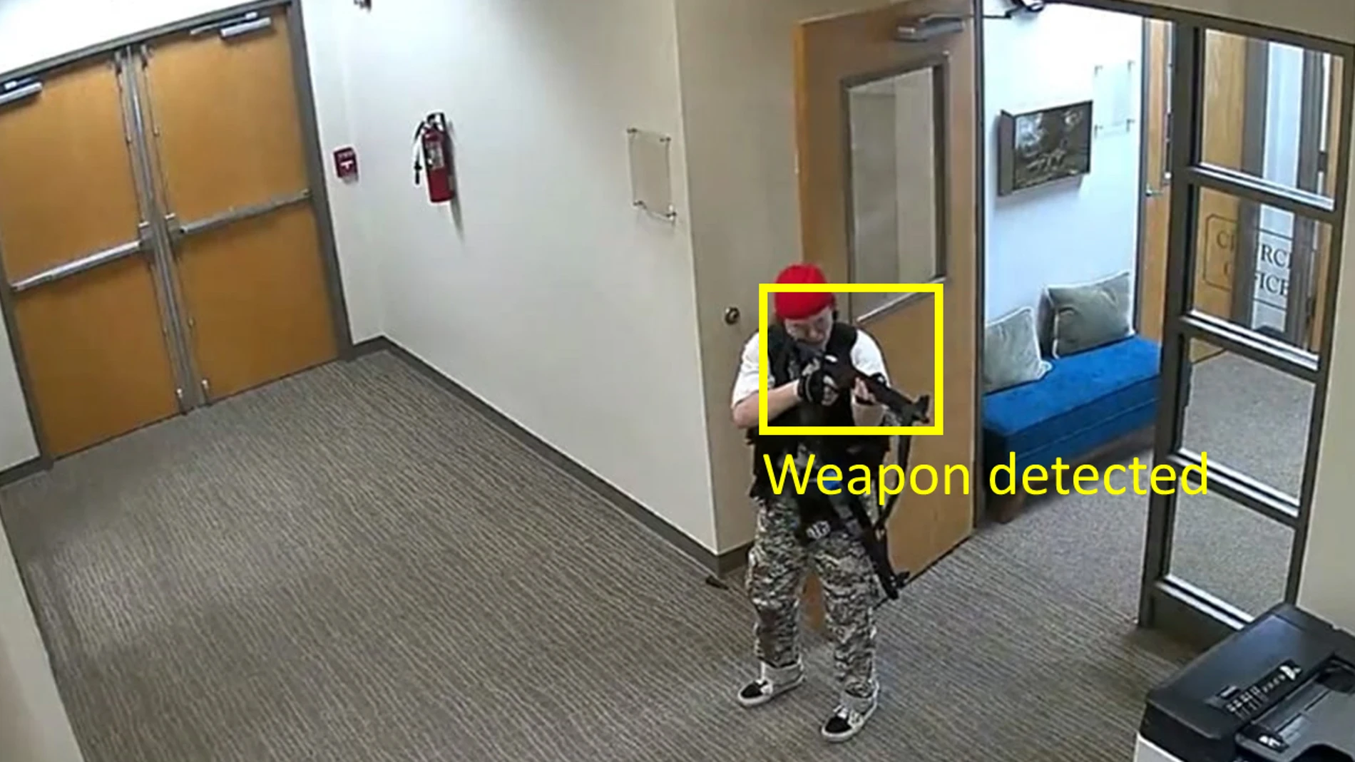 Imagen de una cámara de videovigilancia detectando la presencia de una persona armada mediante el sistema DISARM