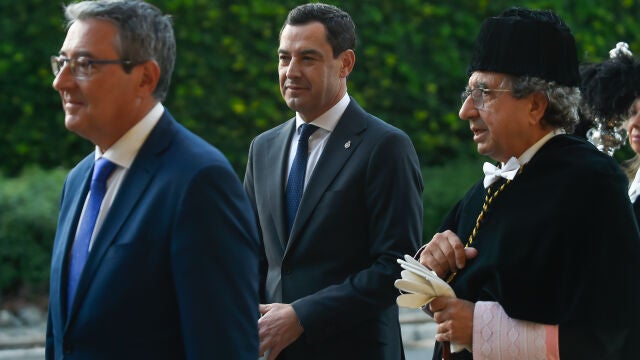 El presidente Juanma Moreno recoge la Medalla de Oro de la Universidad de Málaga otorgada a la Junta de Andalucía