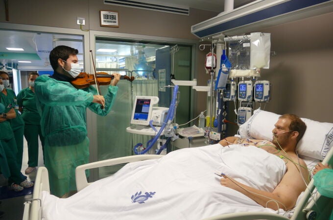 El violinista Paco Montalvo, "medicina" para un enfermo oncológico en un hospital cordobés