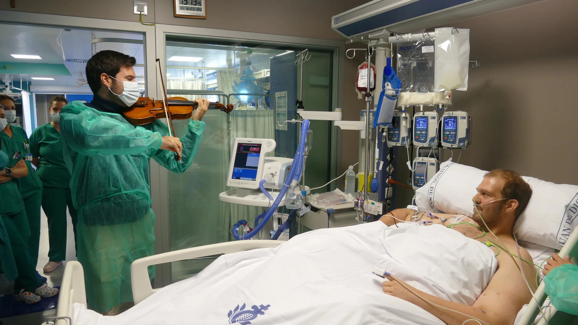 GRAFAND6361. CÓRDOBA, 09/11/2023.- El violinista Paco Montalvo (Córdoba, 1992) ha tocado dos piezas para un paciente intervenido quirúrgicamente de un proceso oncológico en un hospital privado de Córdoba como parte del proceso para contribuir a impulsar su recuperación física y mejorar su ánimo, siguiendo un criterio facultativo. EFE/Hospital san Juan de Dios/SOLO USO EDITORIAL/SOLO DISPONIBLE PARA ILUSTRAR LA NOTICIA QUE ACOMPAÑA (CRÉDITO OBLIGATORIO)
