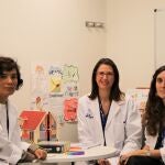 Giuliana Ríos, Anna Fàbregas y Mireia Forner en la consulta del Equipo EMMA