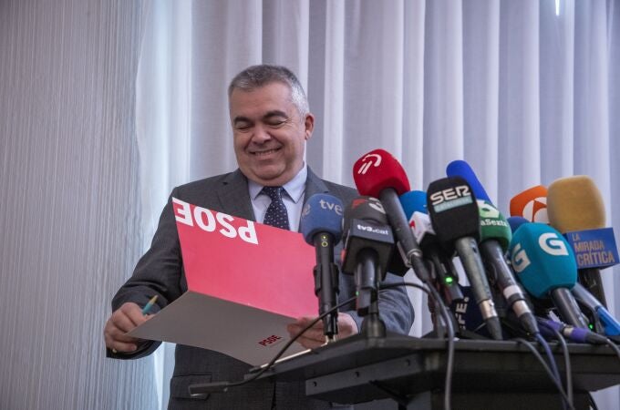 El secretario de Organización del PSOE, Santos Cerdán, comparece en una rueda de prensa para explicar los detalles del acuerdo de investidura con el PSOE, en el Parlamento Europeo, a 9 de noviembre de 2023, en Bruselas (Bélgica).