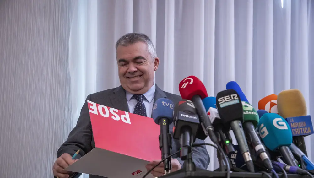 El secretario de Organización del PSOE, Santos Cerdán, comparece en una rueda de prensa para explicar los detalles del acuerdo de investidura con el PSOE, en el Parlamento Europeo, a 9 de noviembre de 2023, en Bruselas (Bélgica).
