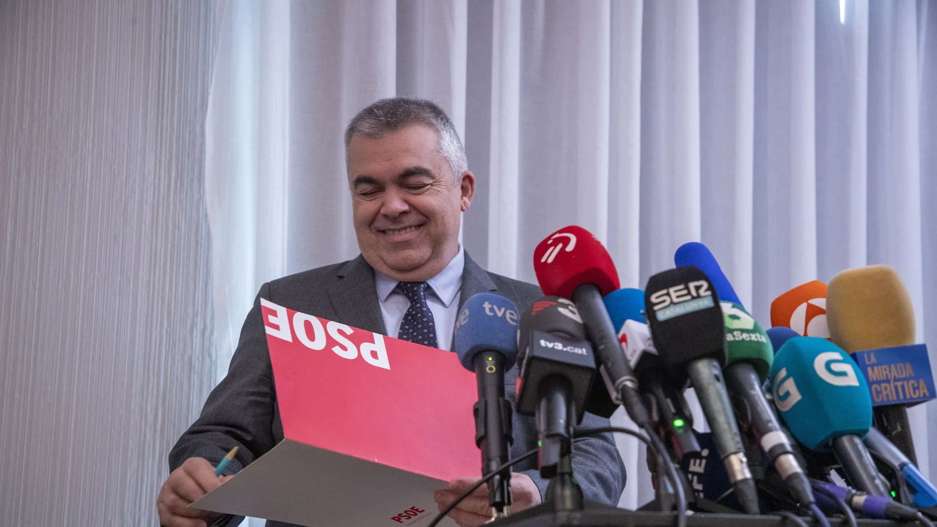 El secretario de Organización del PSOE, Santos Cerdán, comparece en una rueda de prensa para explicar los detalles del acuerdo de investidura con el PSOE, en el Parlamento Europeo, a 9 de noviembre de 2023, en Bruselas (Bélgica).