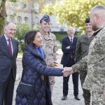 Robles saluda a uno de los militares ucranianos