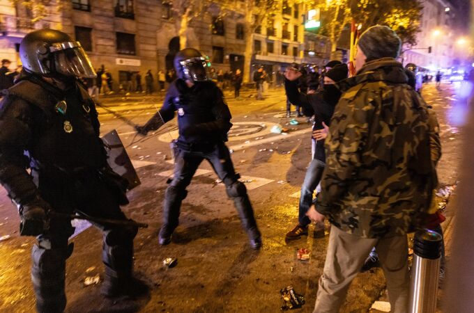 Imagen de los policías durante la protesta ante la sede del PSOE en Ferraz