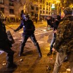 Imagen de los policías durante la protesta ante la sede del PSOE en Ferraz
