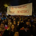 VÍDEO: Blindan la calle Ferraz ante la octava noche de protestas frente a la sede del PSOE