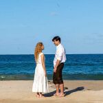 Mientras Jana y Manuel viven su idilio en la playa, Ramona piensa en su partida