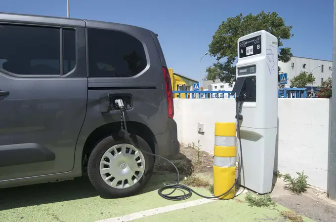 Compromís pide cambiar la ayuda al coche eléctrico por tarjetas de transporte