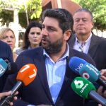 El presidente de la Región, Fernando López Miras, en un contacto con los medios en Ceutí