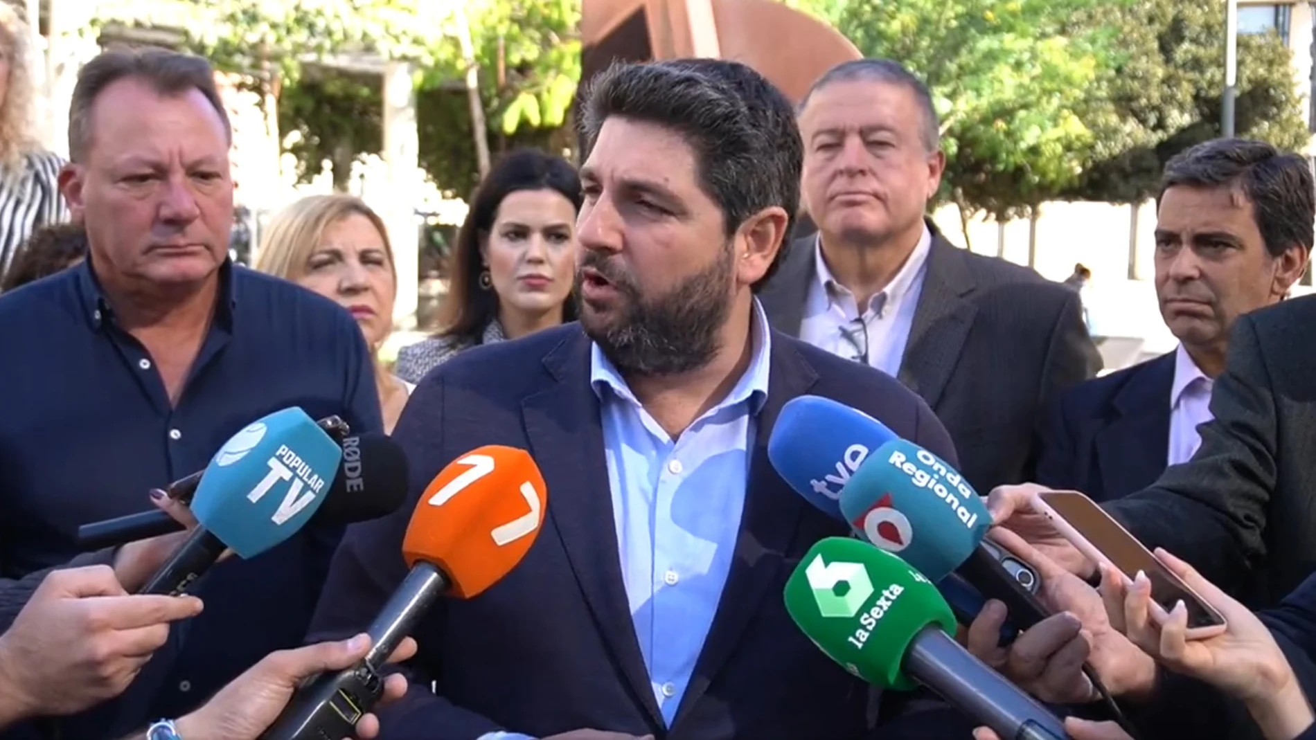 El presidente de la Región, Fernando López Miras, en un contacto con los medios en Ceutí