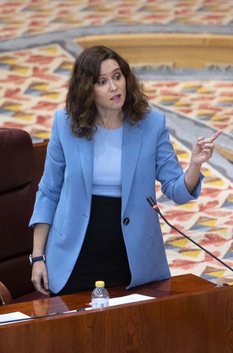 La presidenta de la Comunidad de Madrid, Isabel Díaz Ayuso, interviene durante un pleno en la Asamblea de Madrid, a 8 de noviembre de 2023, en Madrid (España). La Asamblea de Madrid acoge un nuevo Pleno, adelantado por el festivo del Día de Nuestra Señora de la Almudena, donde se tratan como temas la política nacional y los pactos del PSOE con los independentistas de cara a la investidura de Pedro Sánchez. La sesión plenaria ha comenzado con un minuto de silencio por el asesinato de una mujer a puñaladas en Getafe la semana pasada, un caso que se investiga como posible violencia machista. 08 NOVIEMBRE 2023;MADRID;PLENO ASAMBLEA;POLITICA NACIONAL;PACTOS CON INDEPENDENTISTAS Alberto Ortega / Europa Press 08/11/2023