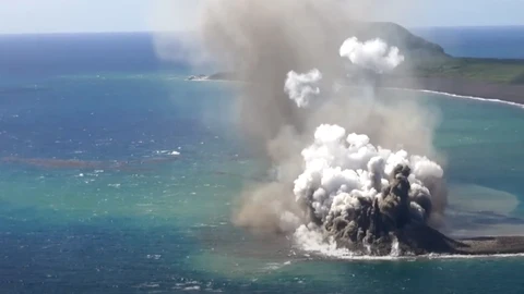 En Japón, registran en vídeo el nacimiento de una isla