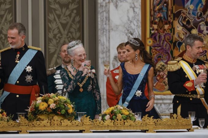 La reina Letizia (2d) brinda con la reina Margarita (2i) durante la cena de gala ofrecida a los reyes Felipe y Letizia en el Palacio de Christiansborg, dentro de la visita de estado de tres días de los Reyes de España a Dinamarca