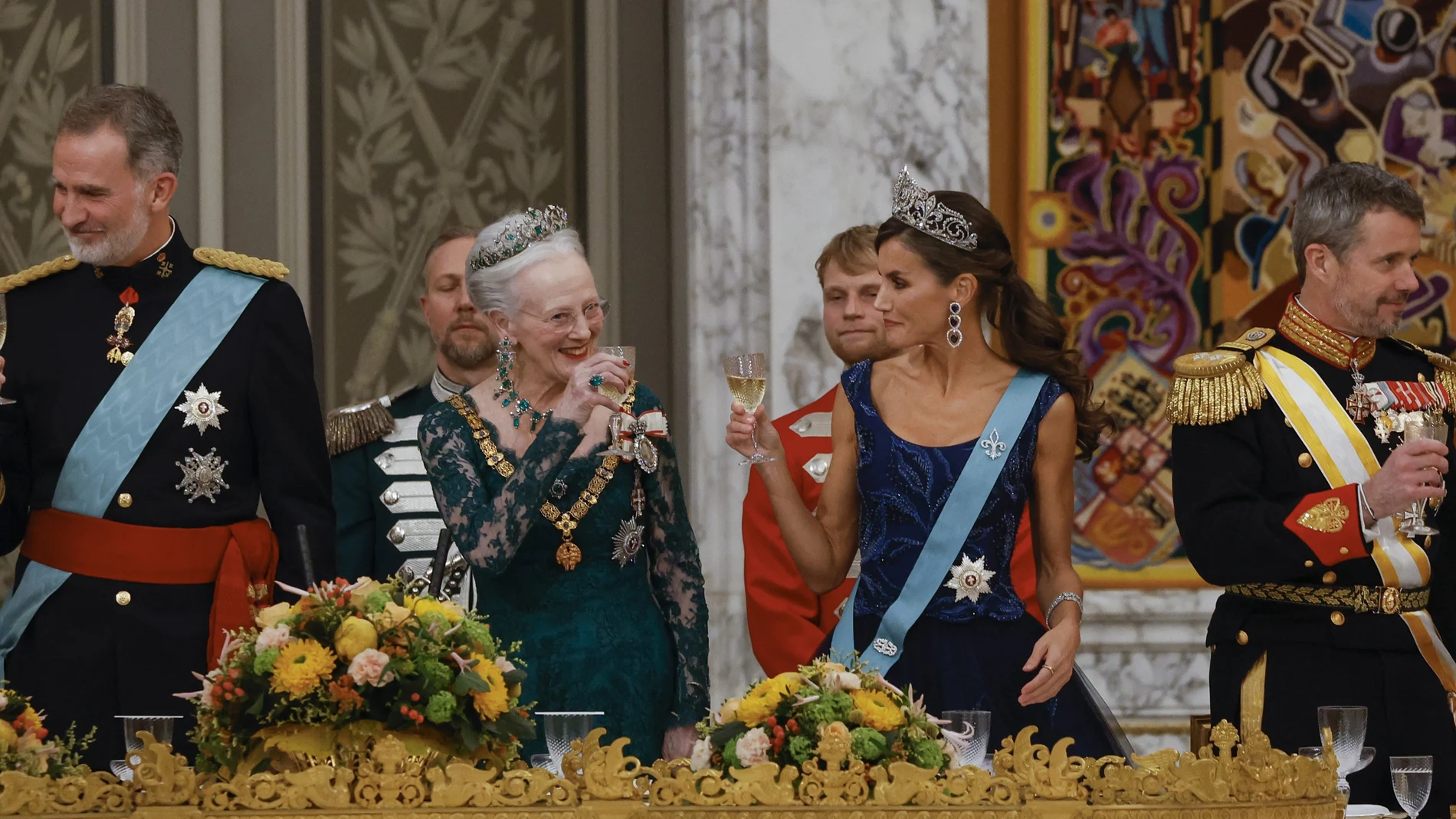 La reina Letizia (2d) brinda con la reina Margarita (2i) durante la cena de gala ofrecida a los reyes Felipe y Letizia en el Palacio de Christiansborg, dentro de la visita de estado de tres días de los Reyes de España a Dinamarca