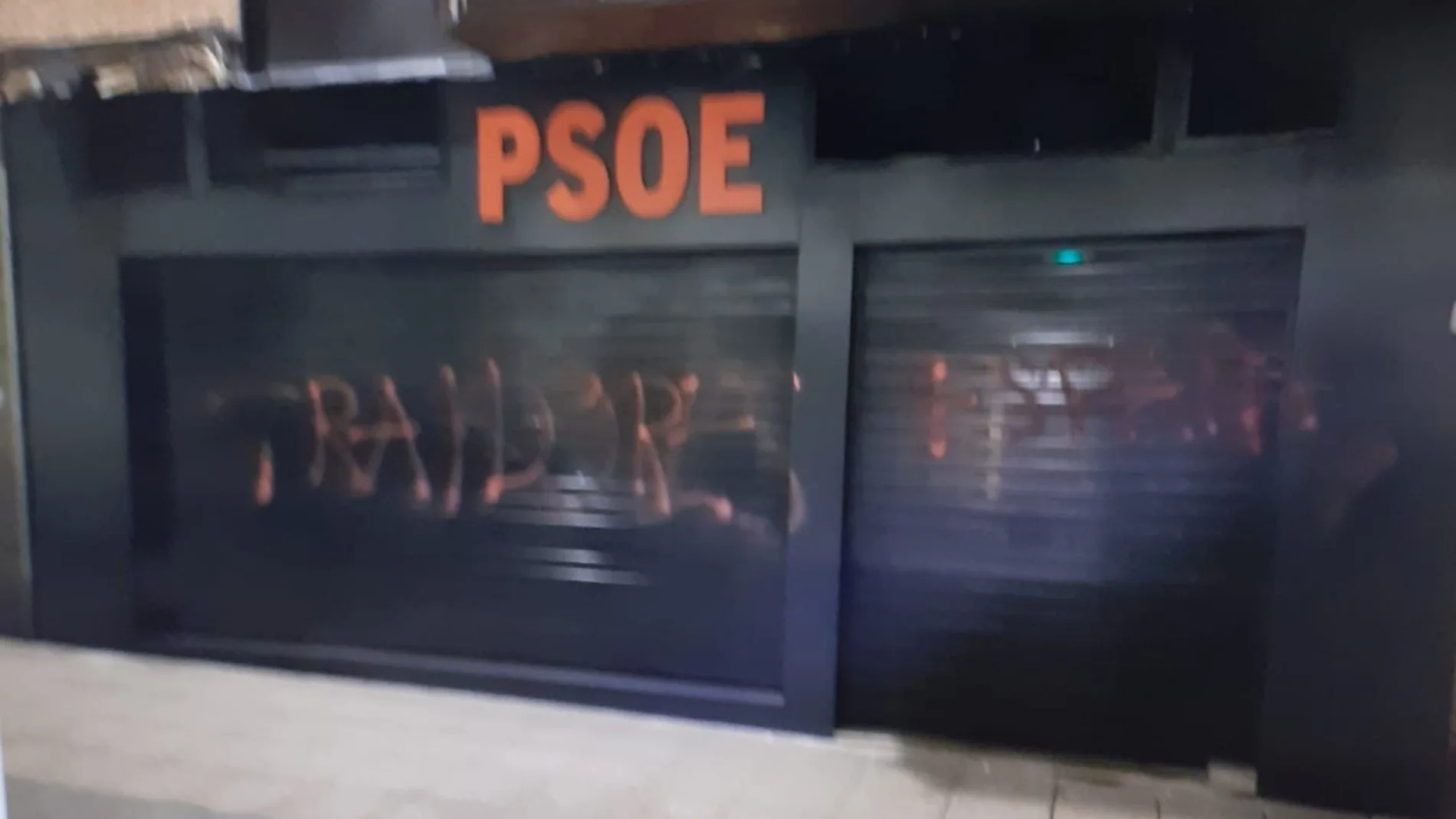 Pintadas de traidores a España en la sede del PSOE de Palencia