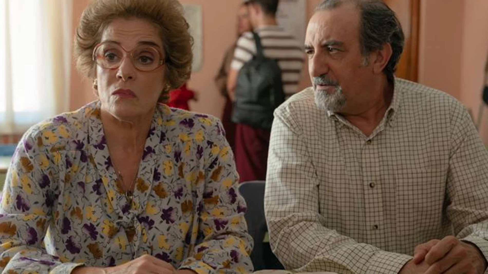 Lola evita una pelea entre Román y Curro en "Amar es para siempre"