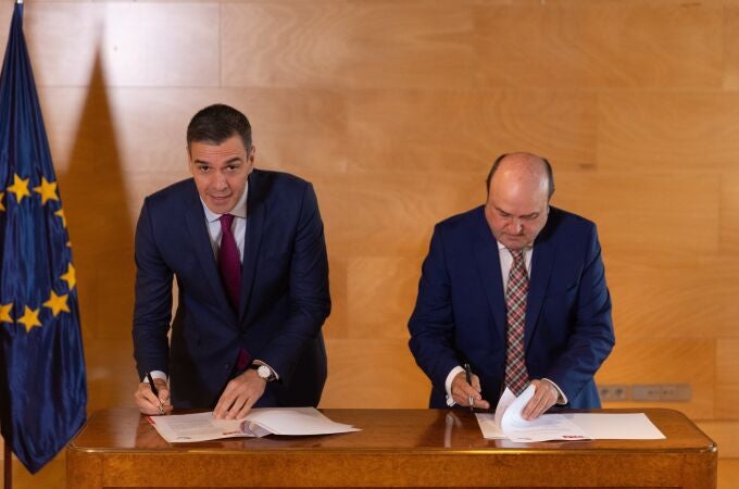 El presidente del Gobierno, Pedro Sánchez, y el presidente del EBB del PNV, Andoni Ortuzar 