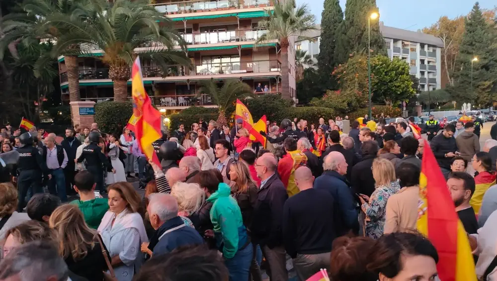 Cientos de personas se concentran en Málaga ante la Subdelegación del Gobierno donde se reúnen Sánchez y Scholz