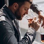 El hallazgo sobre el consumo de alcohol, cafeína y sueño que sorprende a los científicos