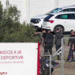 Un grupo de Biris Norte llega al entrenamiento del Sevilla