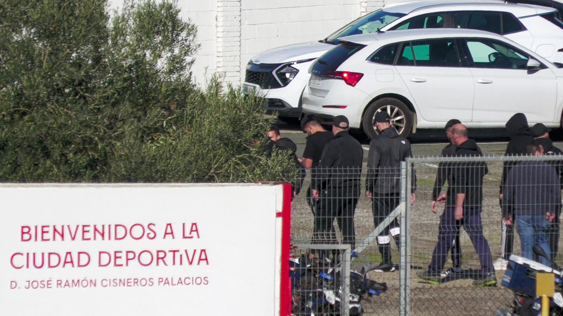 Un grupo de Biris Norte llega al entrenamiento del Sevilla