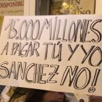 Los carteles más vistos en las protestas contra la amnistía negociada por Pedro Sánchez