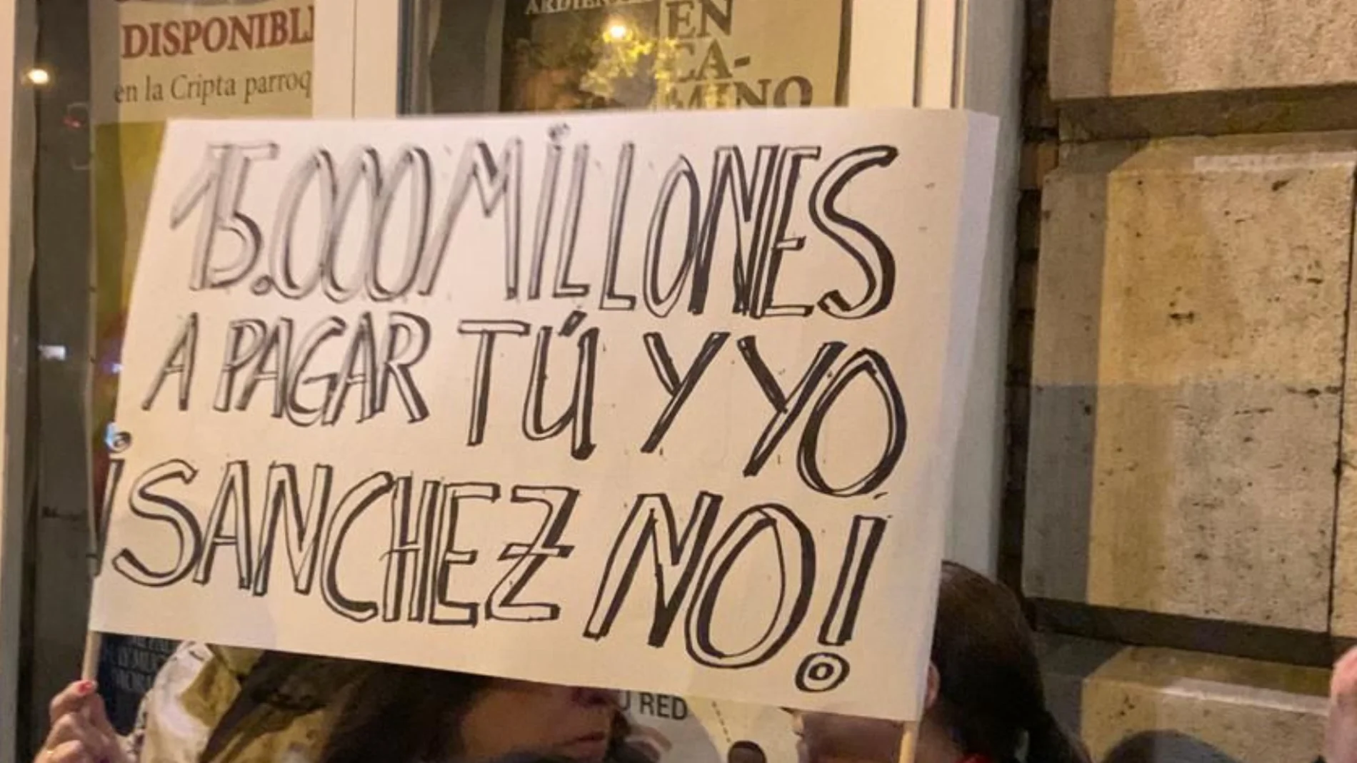 Los carteles más vistos en las protestas contra la amnistía negociada por Pedro Sánchez