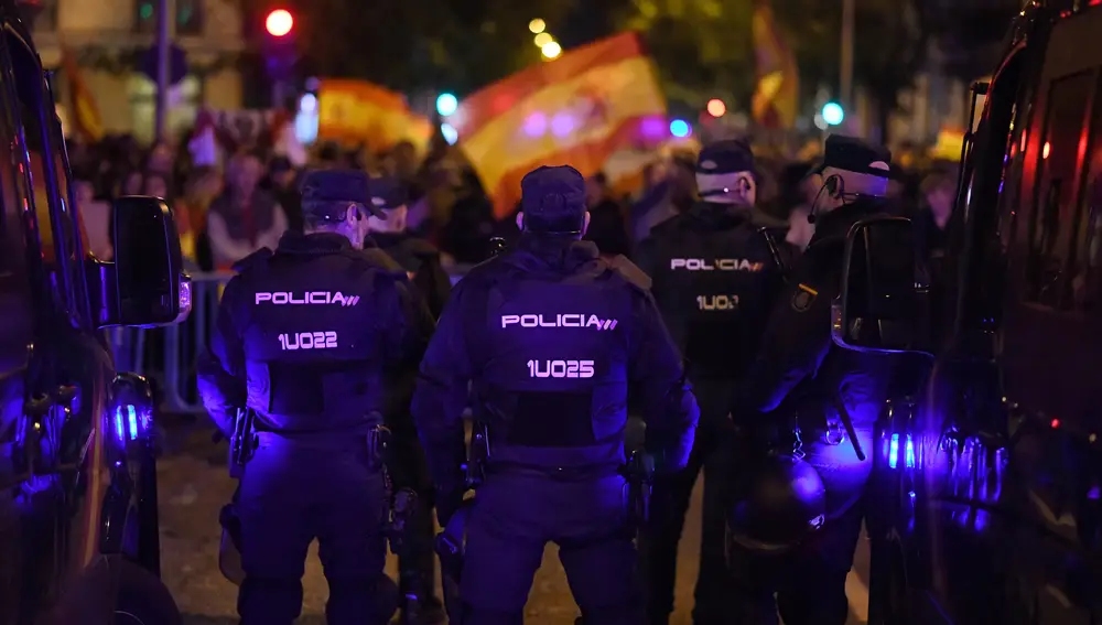 AMP.- La Policía carga contra los manifestantes tras derribar las vallas en Ferraz