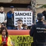 Varias personas protestan frente a la sede de la Subdelegación del Gobierno en Málaga 
