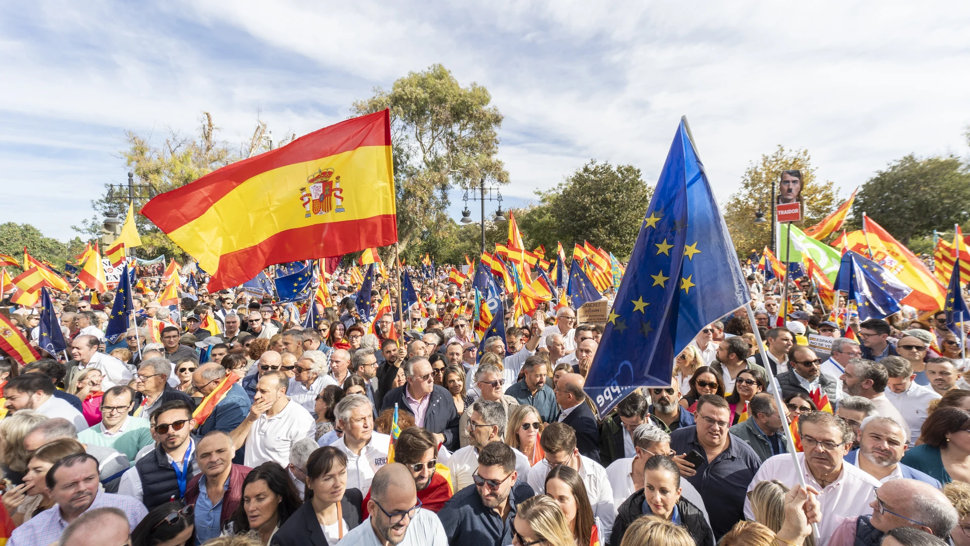 Miles de personas convocadas por el PPCV salen a la calle en València, Alicante y Castelló contra la amnistía
